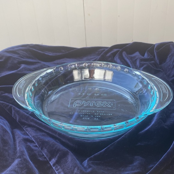 Pyrex 9.5” Glass Pie Baking Dish - Picture 2 of 5